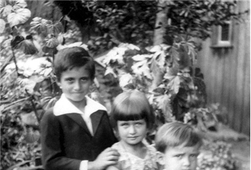 Em ordem decrescente - Os irmãos Hercílio, Isolda e Raul Randon no início dos anos 30